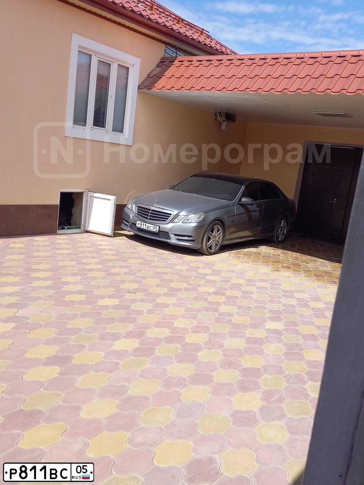 Фото автомобиля MERCEDES E-KLASSE, 2012 — госномер Р811ВС05. Цвет: СЕРЫЙ
