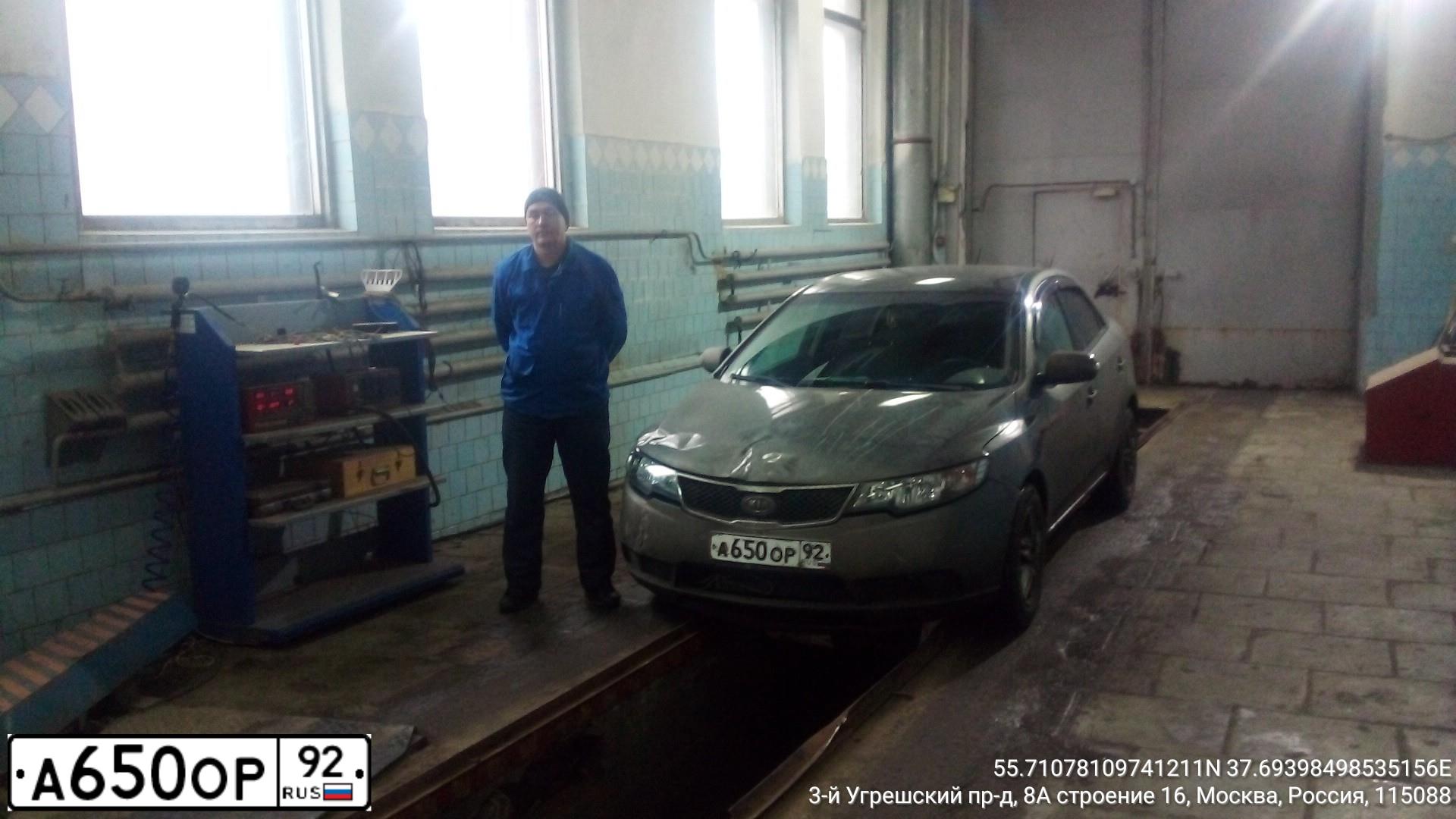 Фото автомобиля KIA CERATO, 2010 — госномер Х338УЕ164. Цвет: СЕРЫЙ