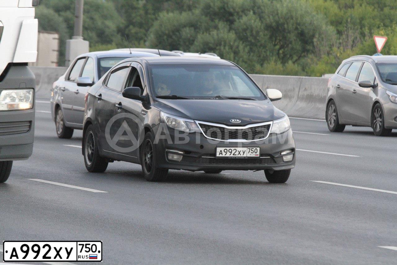 Фото автомобиля KIA RIO, 2014 — госномер А992ХУ750. Цвет: ЧЕРНЫЙ