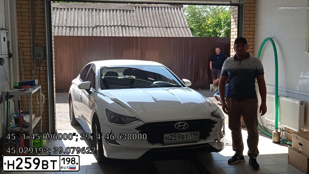 Фото автомобиля HYUNDAI SONATA, 2022 — госномер Н259ВТ198. Цвет: Белый
