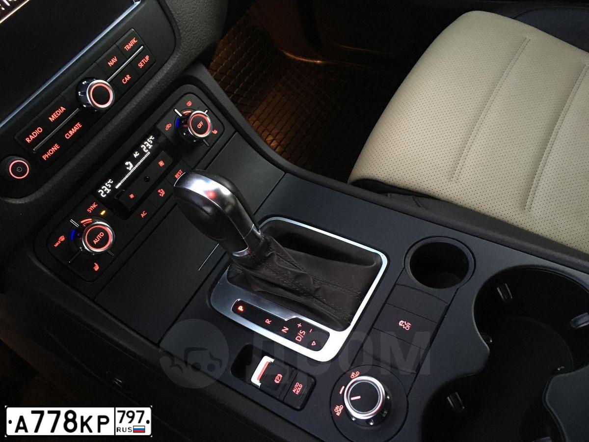 Фото автомобиля VOLKSWAGEN TOUAREG, 2013 — госномер М819СВ790. Цвет: Белый