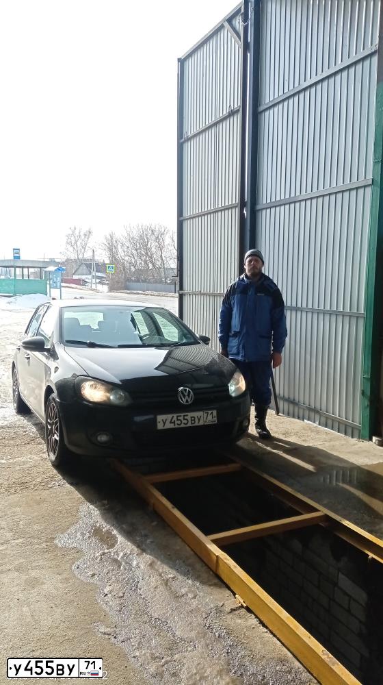 Фото автомобиля VOLKSWAGEN GOLF, 2011 — госномер Е056МВ197. Цвет: ЧЕРНЫЙ