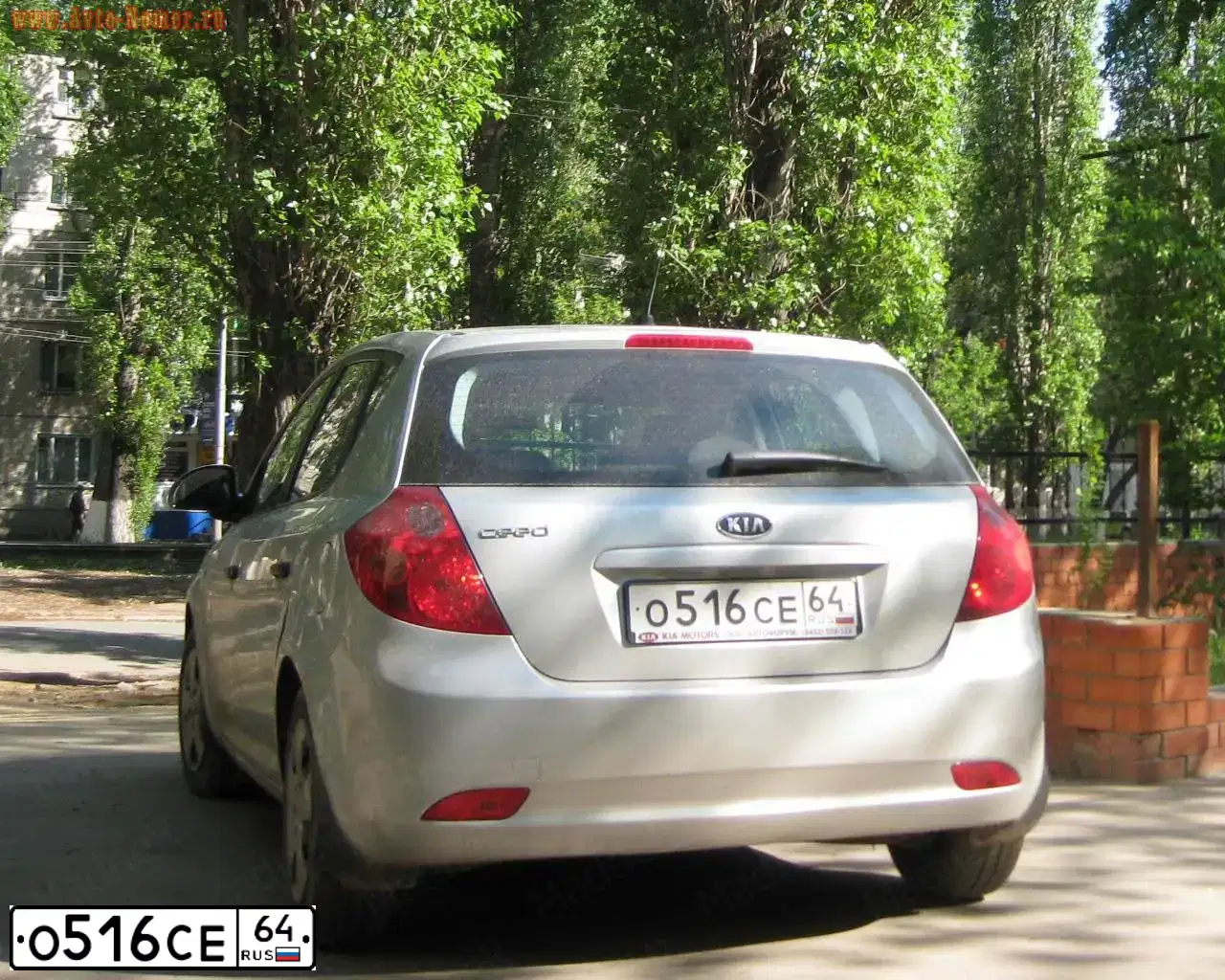 Фото автомобиля KIA CEE'D, 2008 — госномер О516СЕ64. Цвет: СЕРЕБРИСТЫЙ