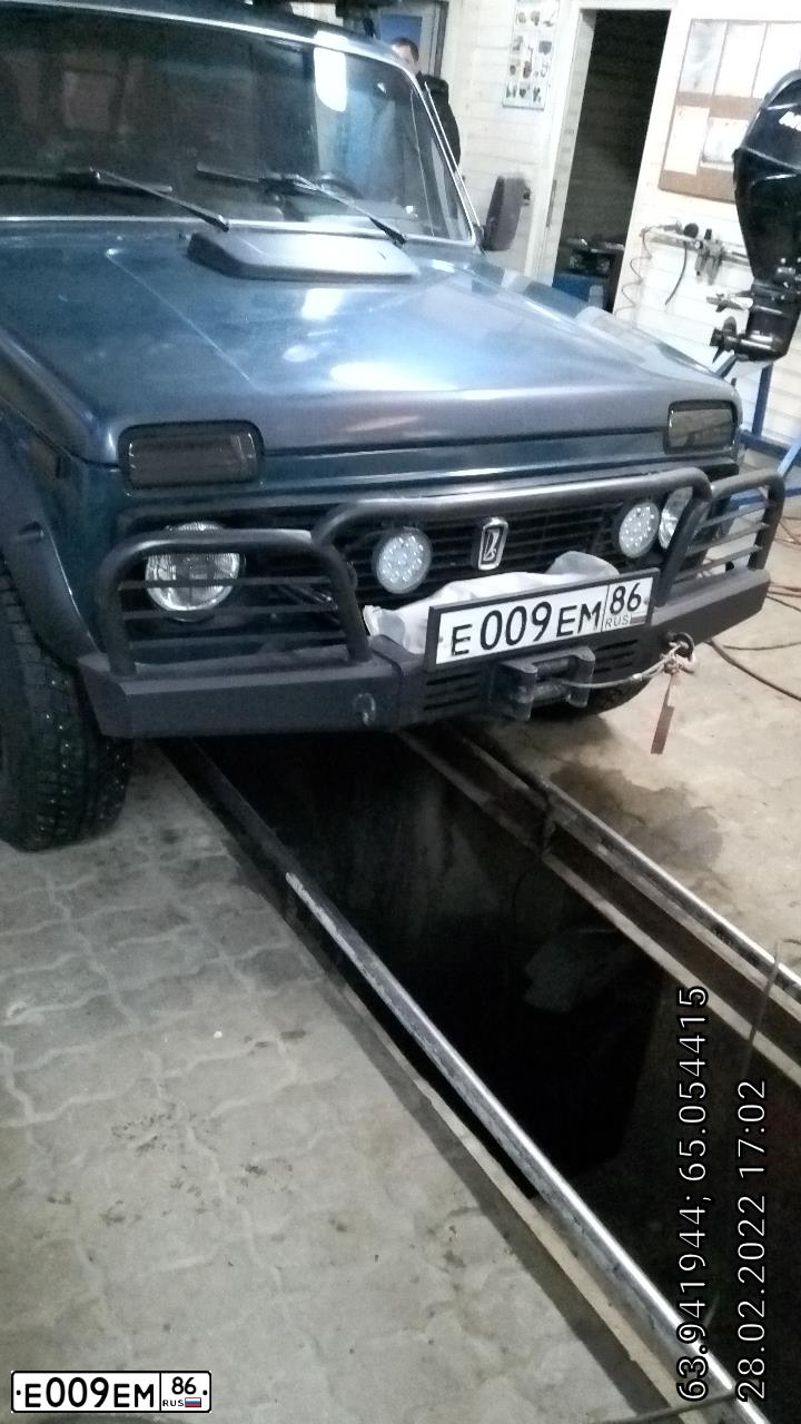 Фото автомобиля LADA 2121 NIVA, 1998 — госномер Е009ЕМ86. Цвет: МУРЕНА