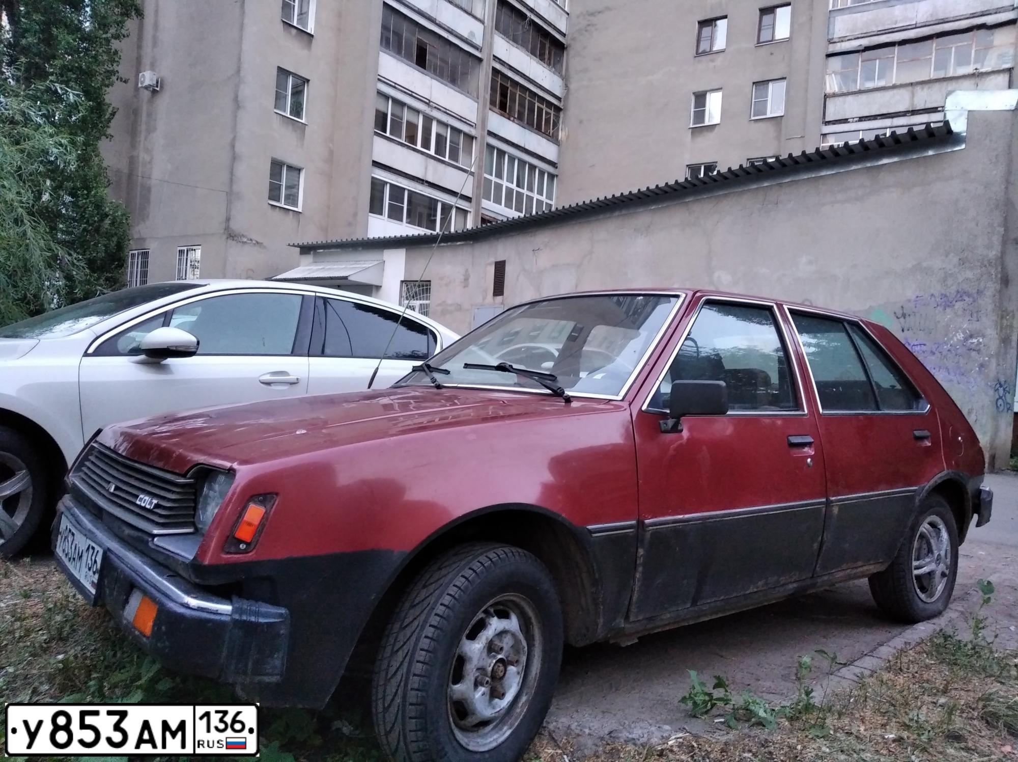Фото автомобиля MITSUBISHI COLT, 1982 — госномер Е332НМ797. Цвет: ТЕМНО-КРАСНЫЙ