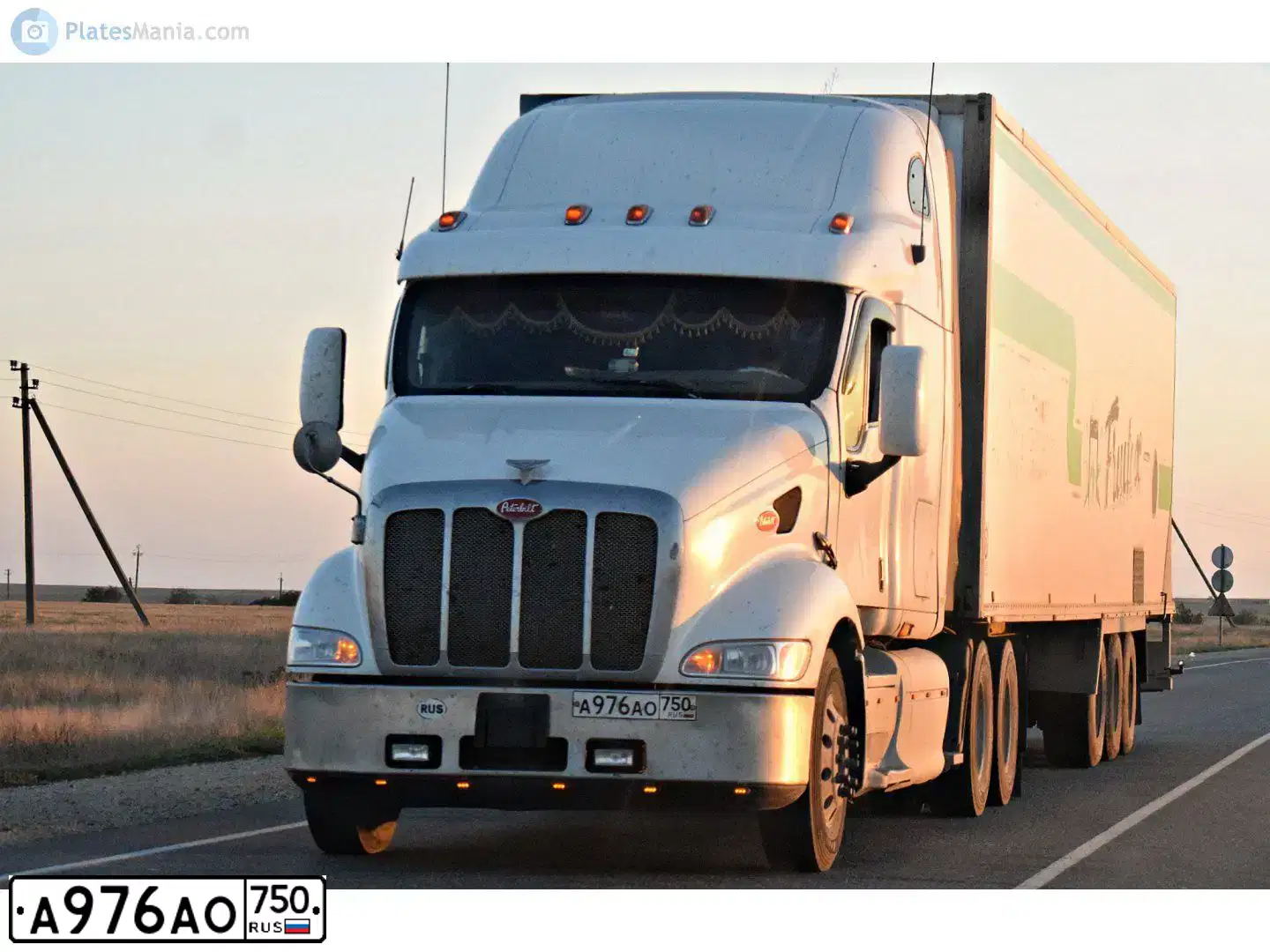 Фото автомобиля PETERBILT 387, 2003 — госномер А976АО750. Цвет: Белый