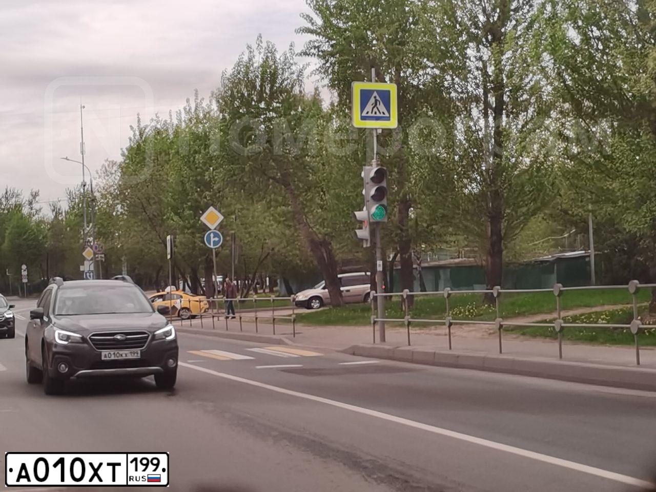 Фото автомобиля PEUGEOT PARTNER, 2010 — госномер А010ХТ199. Цвет: Красный
