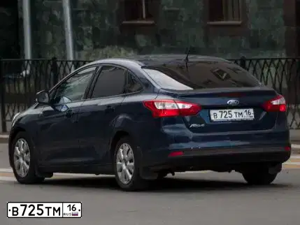 Фото автомобиля FORD FOCUS, 2013 — госномер В060АХ18. Цвет: Темно-синий