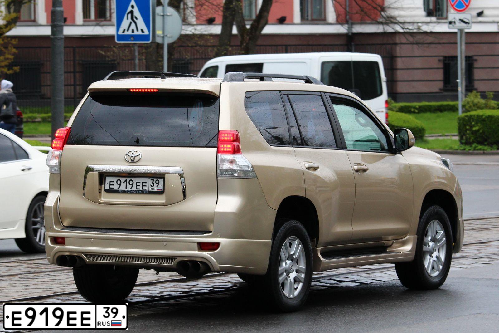 Фото автомобиля TOYOTA LANDCRUISER, 2010 — госномер Е919ЕЕ39. Цвет: БЕЖЕВЫЙ