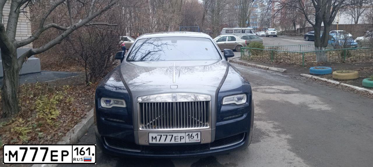 Фото автомобиля ROLLS ROYCE ROLLS-ROYCE GHOST, 2015 — госномер М777ЕР161. Цвет: Темно-синий
