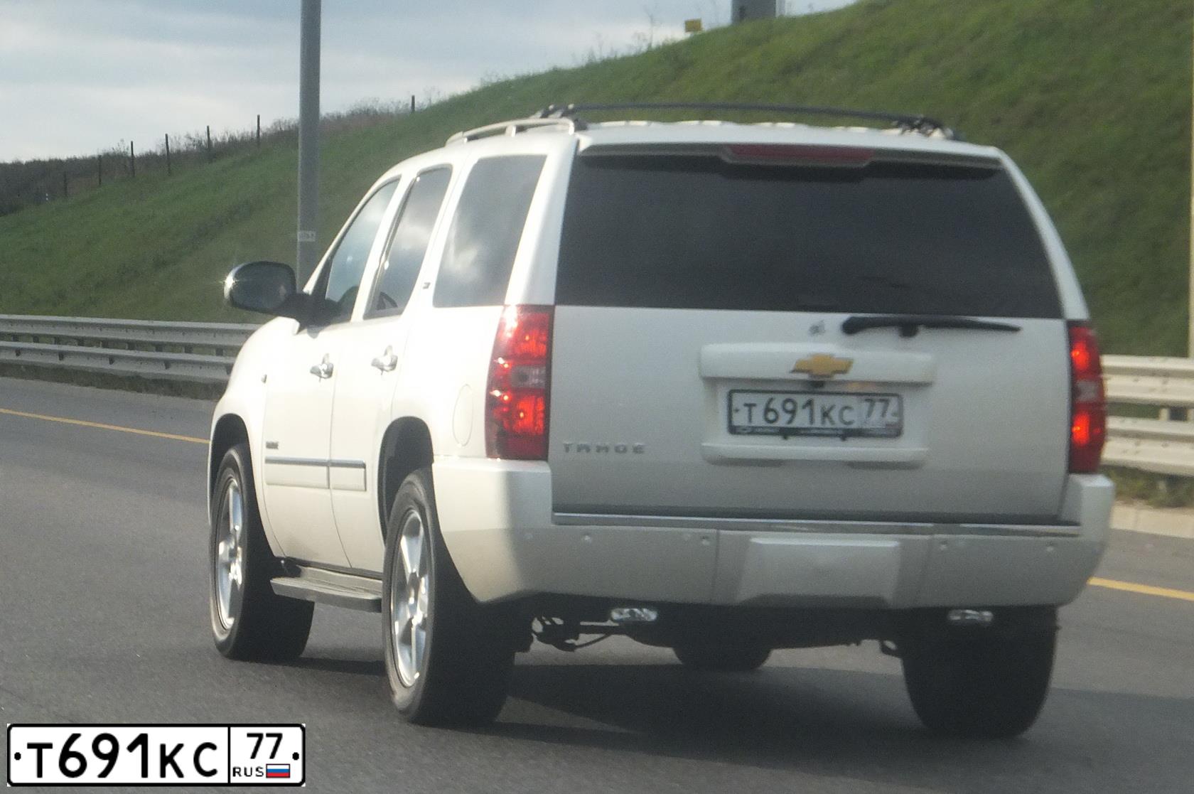 Фото автомобиля CHEVROLET TAHOE, 2012 — госномер Т691КС77. Цвет: БЕЛЫЙ