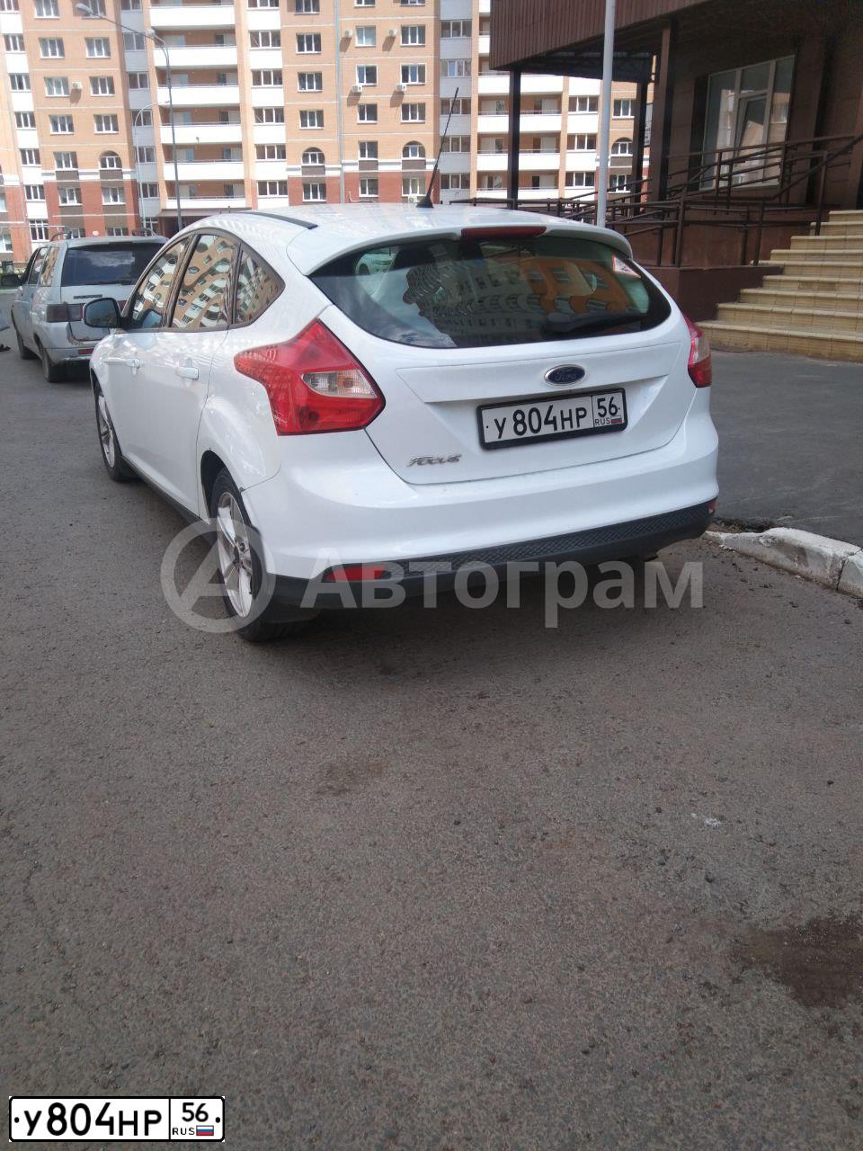 Фото автомобиля FORD FOCUS, 2013 — госномер У804НР56. Цвет: БЕЛЫЙ