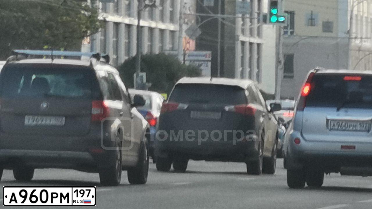 Фото автомобиля OPEL INSIGNIA, 2011 — госномер Е126МХ750. Цвет: БЕЖЕВЫЙ