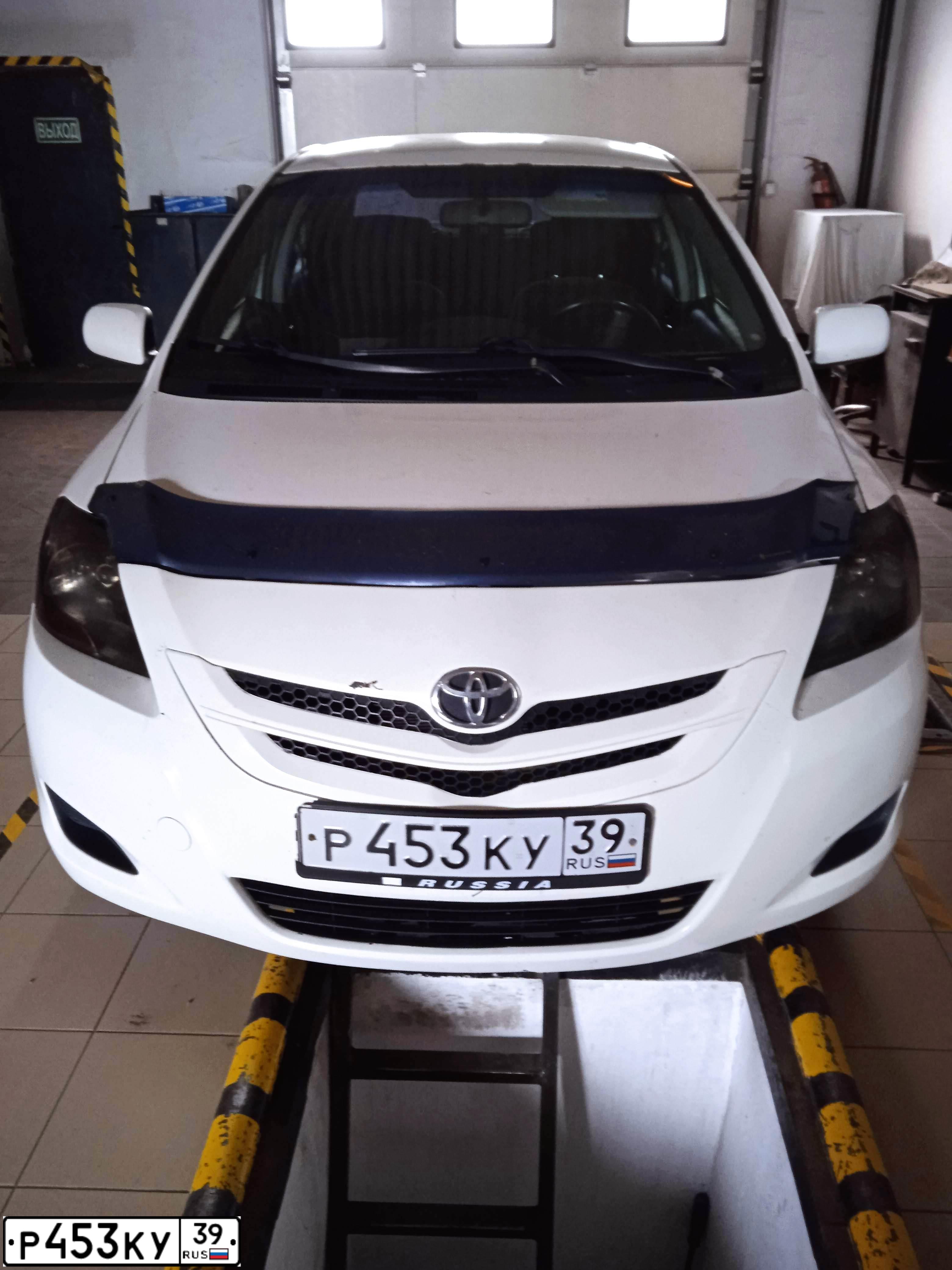 Фото автомобиля TOYOTA YARIS, 2009 — госномер Р453КУ39. Цвет: БЕЛЫЙ