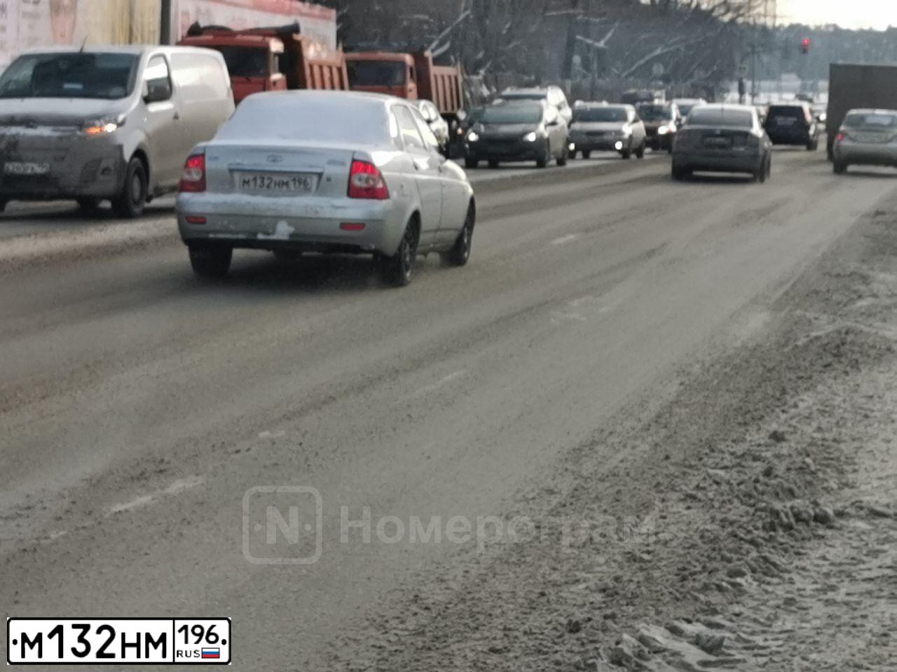 Фото автомобиля LADA 2170 PRIORA, 2011 — госномер М132НМ196. Цвет: СВЕТЛО-СЕРЫЙ