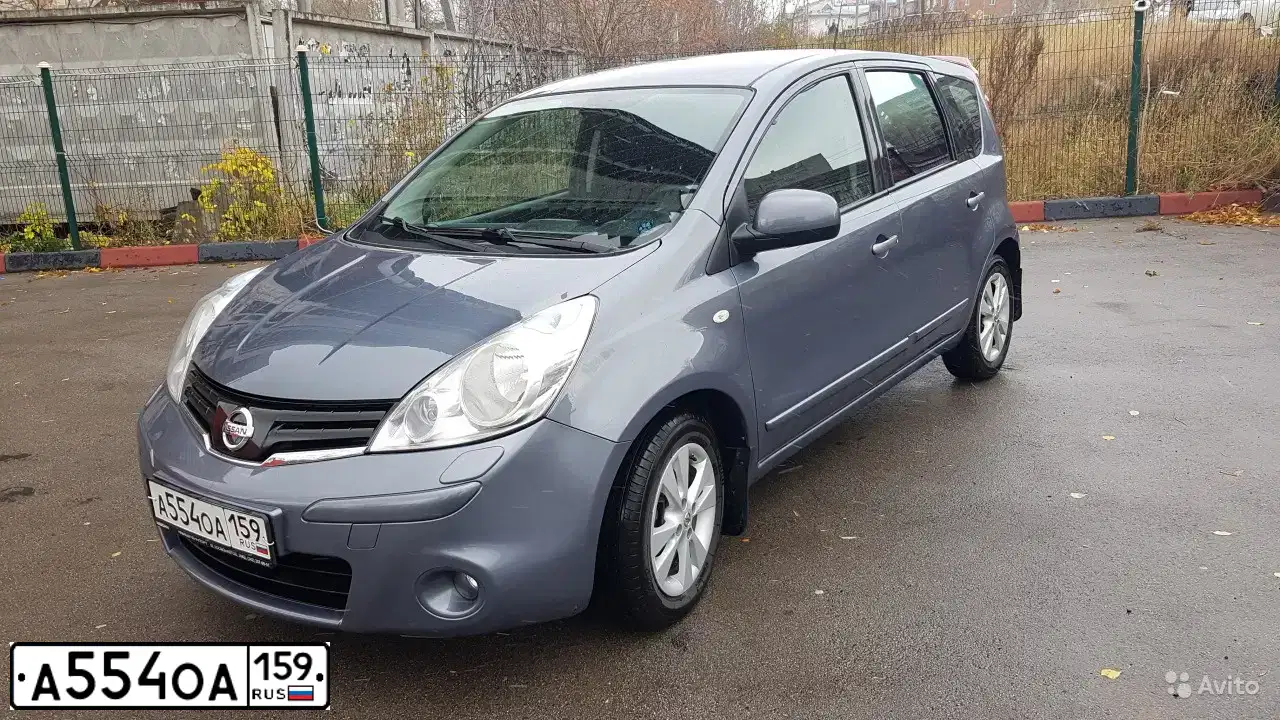 Фото автомобиля NISSAN NOTE, 2011 — госномер А554ОА159. Цвет: СЕРЫЙ