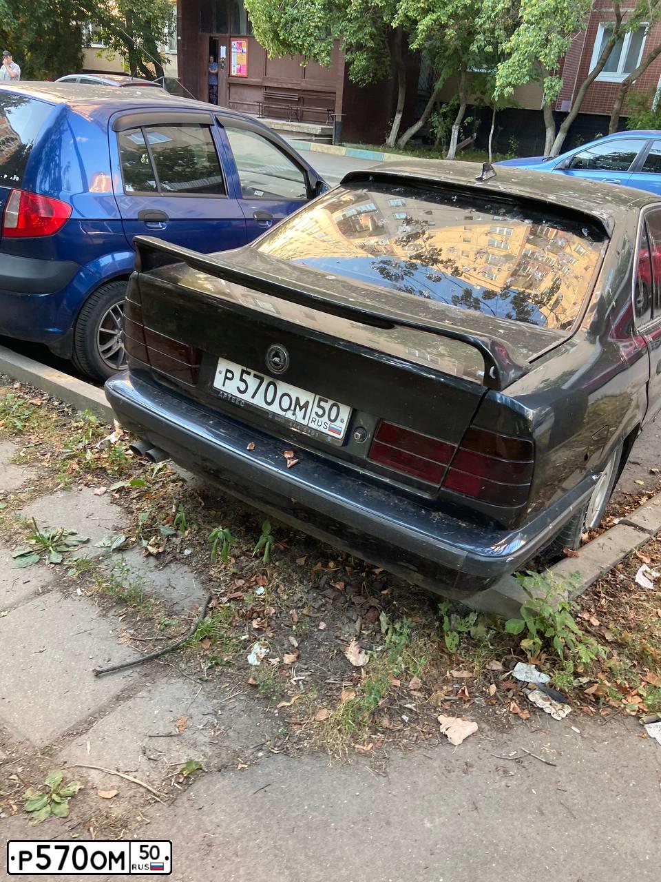 Фото автомобиля BMW SERIE 5, 1990 — госномер Р570ОМ50. Цвет: ЧЕРНЫЙ
