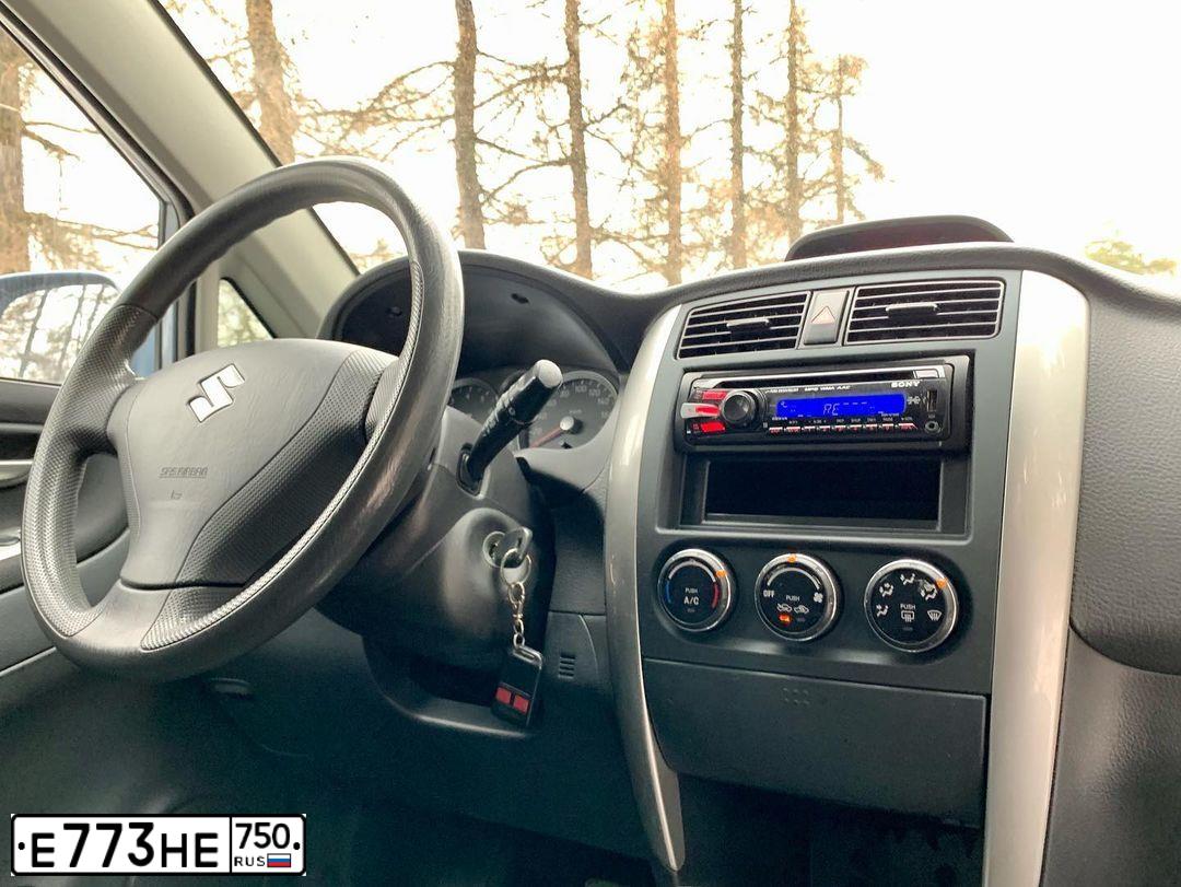 Фото автомобиля SUZUKI LIANA, 2005 — госномер Р303КО197. Цвет: синий