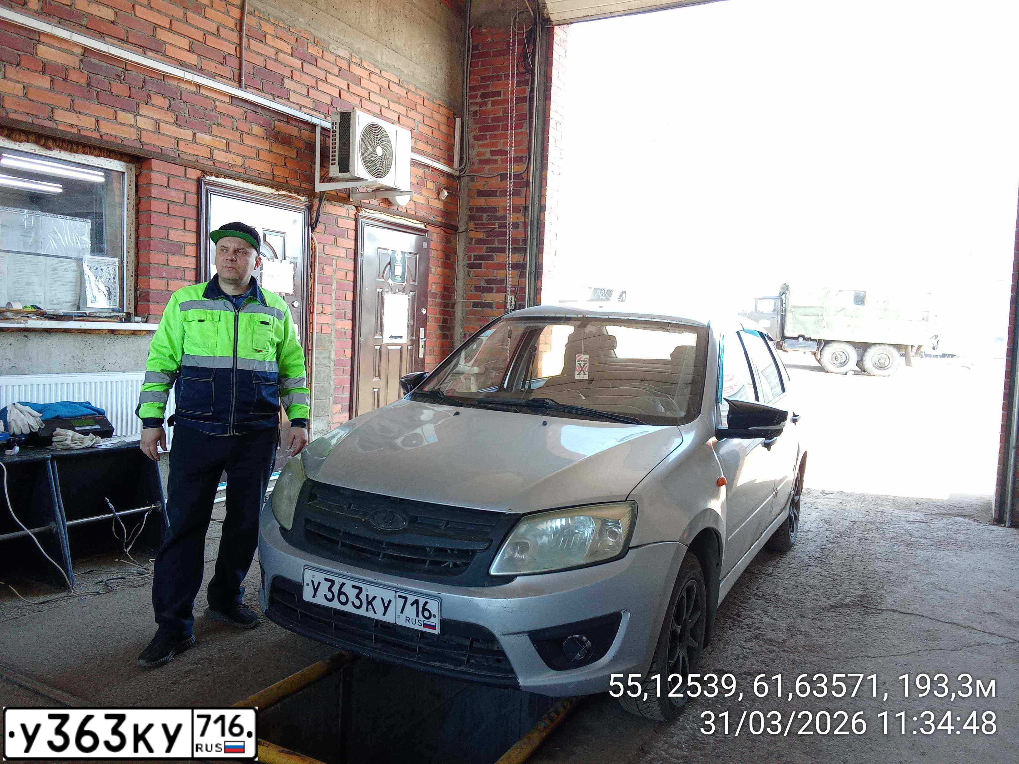 Фото автомобиля LADA 2190 GRANTA, 2014 — госномер Е268ХО774. Цвет: Серебристый