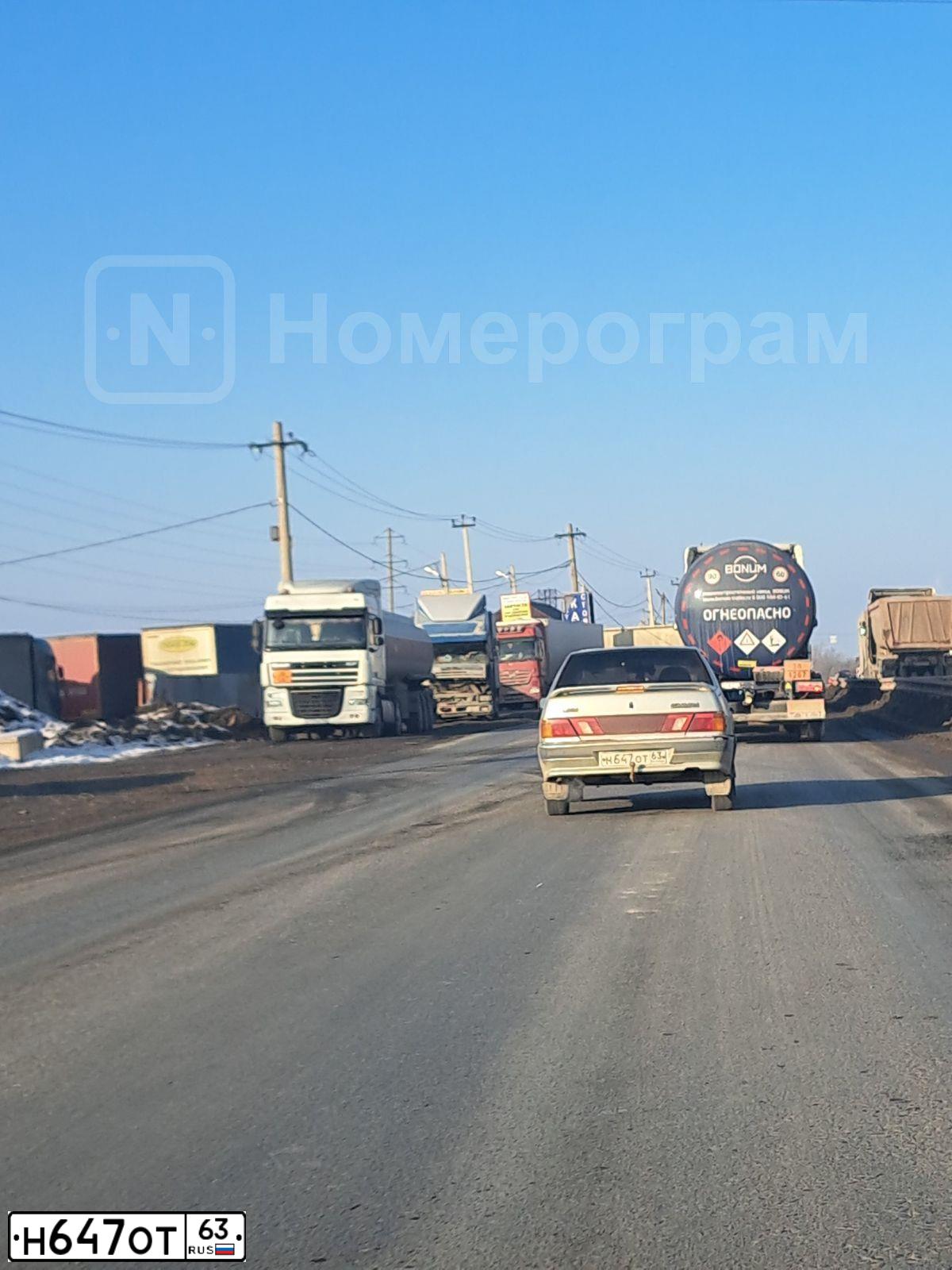 Фото автомобиля LADA 2115 SAMARA, 2005 — госномер Н647ОТ63. Цвет: СЕРЕБРИСТО-БЕЖЕВЫЙ