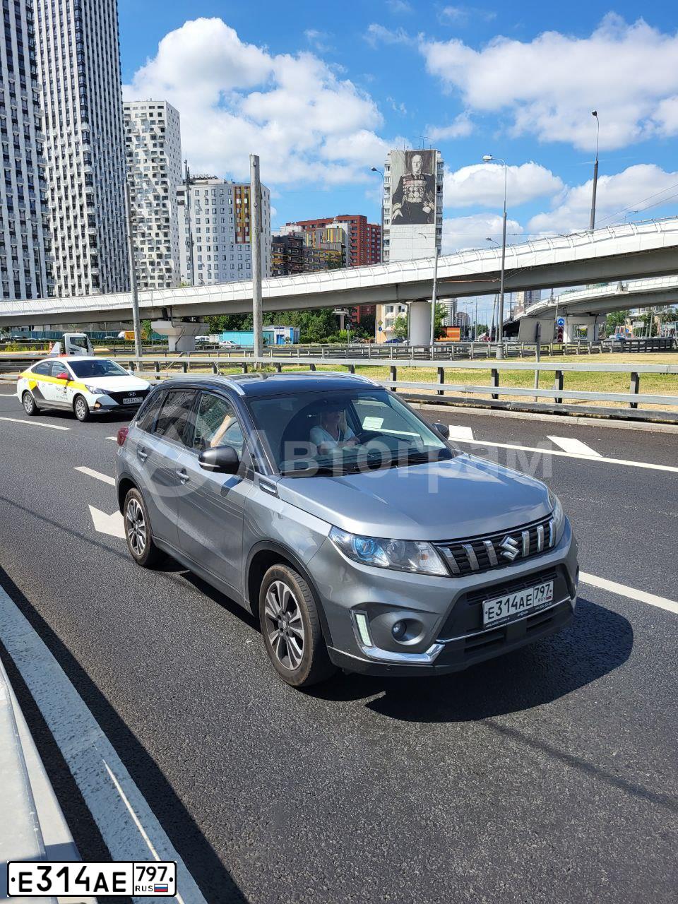 Фото автомобиля SUZUKI /GRAND/ VITARA, 2020 — госномер Е314АЕ797. Цвет: Серый