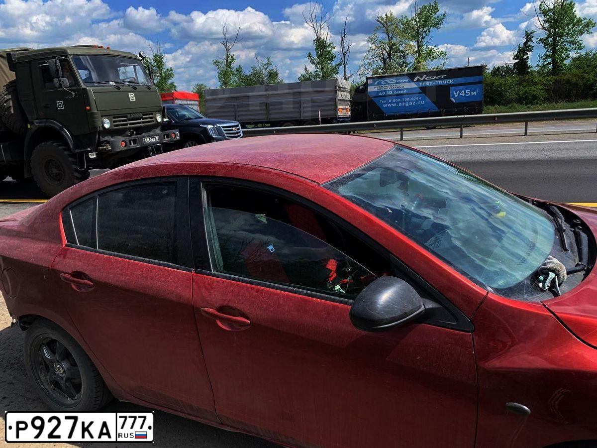 Фото автомобиля MAZDA 3, 2013 — госномер Е853ОО193. Цвет: Красный