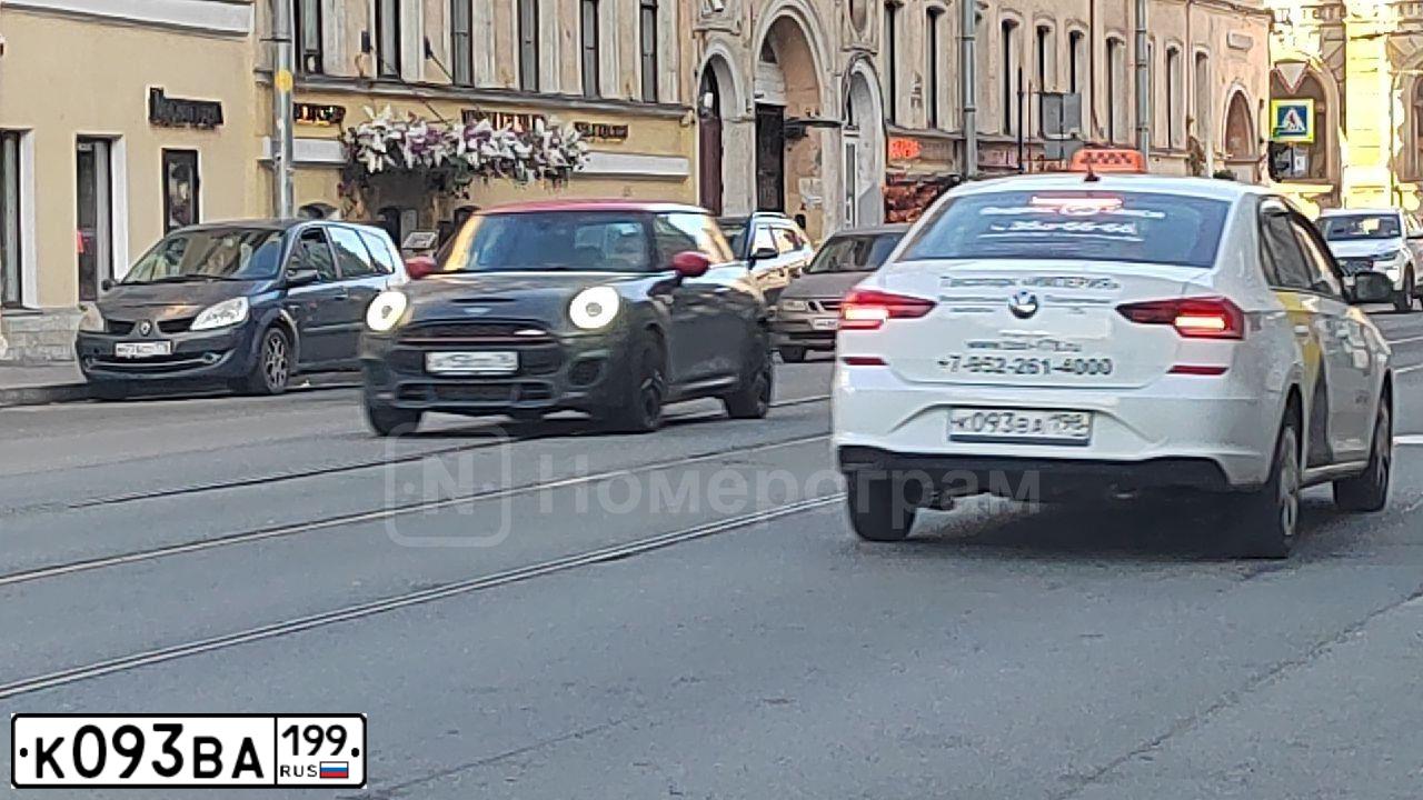 Фото автомобиля VOLVO C30, 2007 — госномер В307ТВ799. Цвет: Красный
