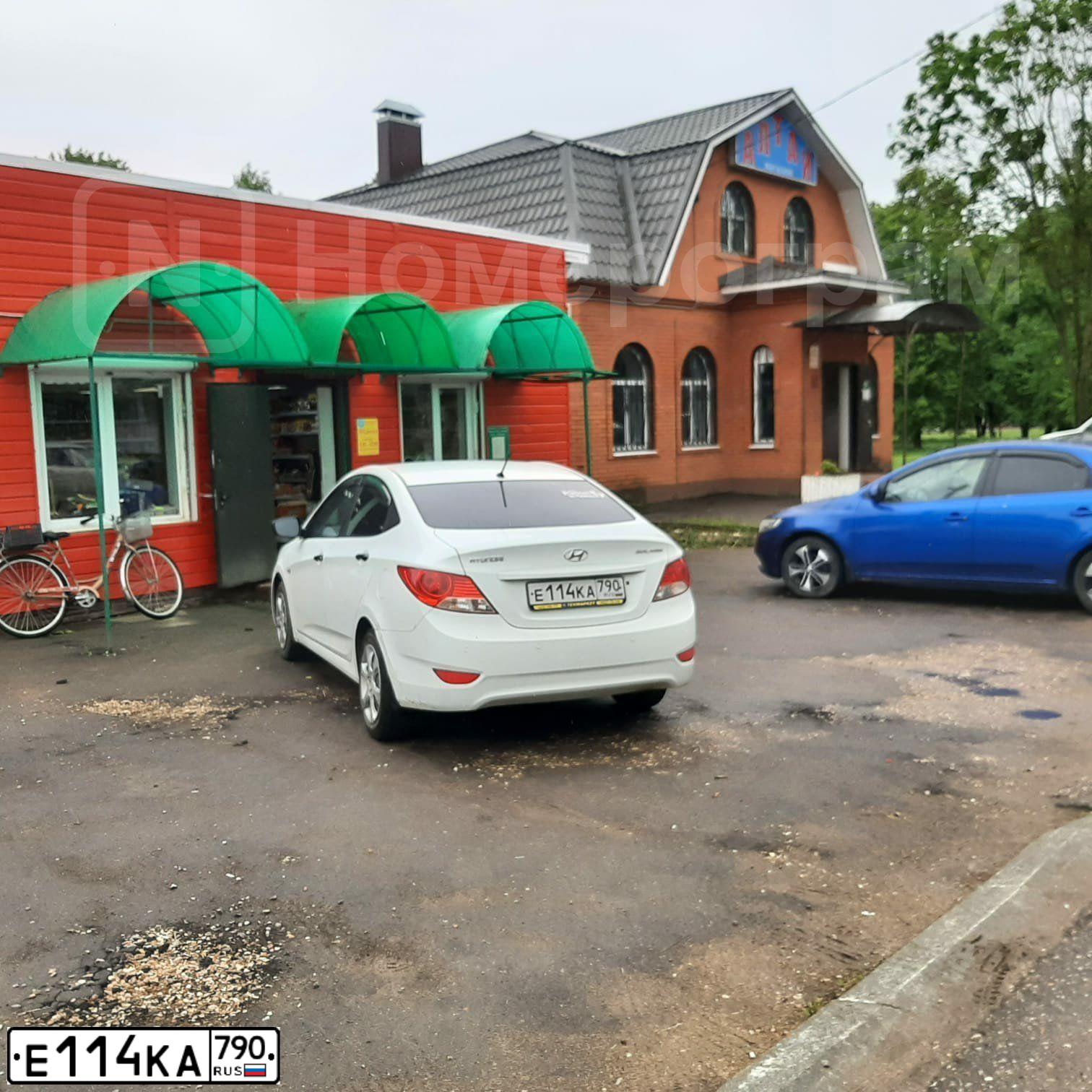 Фото автомобиля HYUNDAI SOLARIS, 2013 — госномер Е114КА790. Цвет: Белый