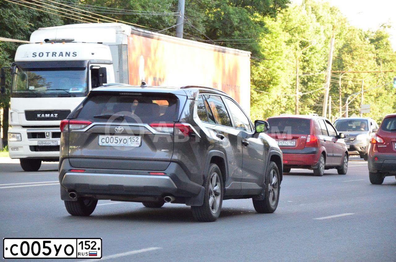 Фото автомобиля TOYOTA RAV4, 2020 — госномер С005УО152. Цвет: Коричневый