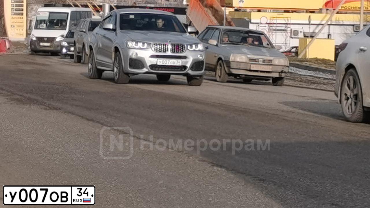 Фото автомобиля NISSAN QASHQAI, 2008 — госномер Н204УР30. Цвет: Серебристый