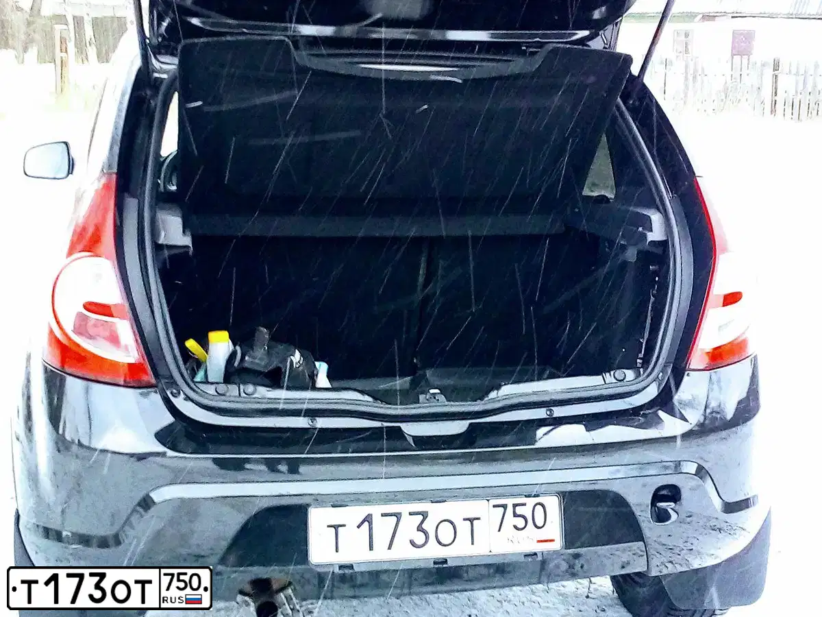 Фото автомобиля RENAULT SANDERO, 2012 — госномер Н477ЕР134. Цвет: ЧЕРНЫЙ
