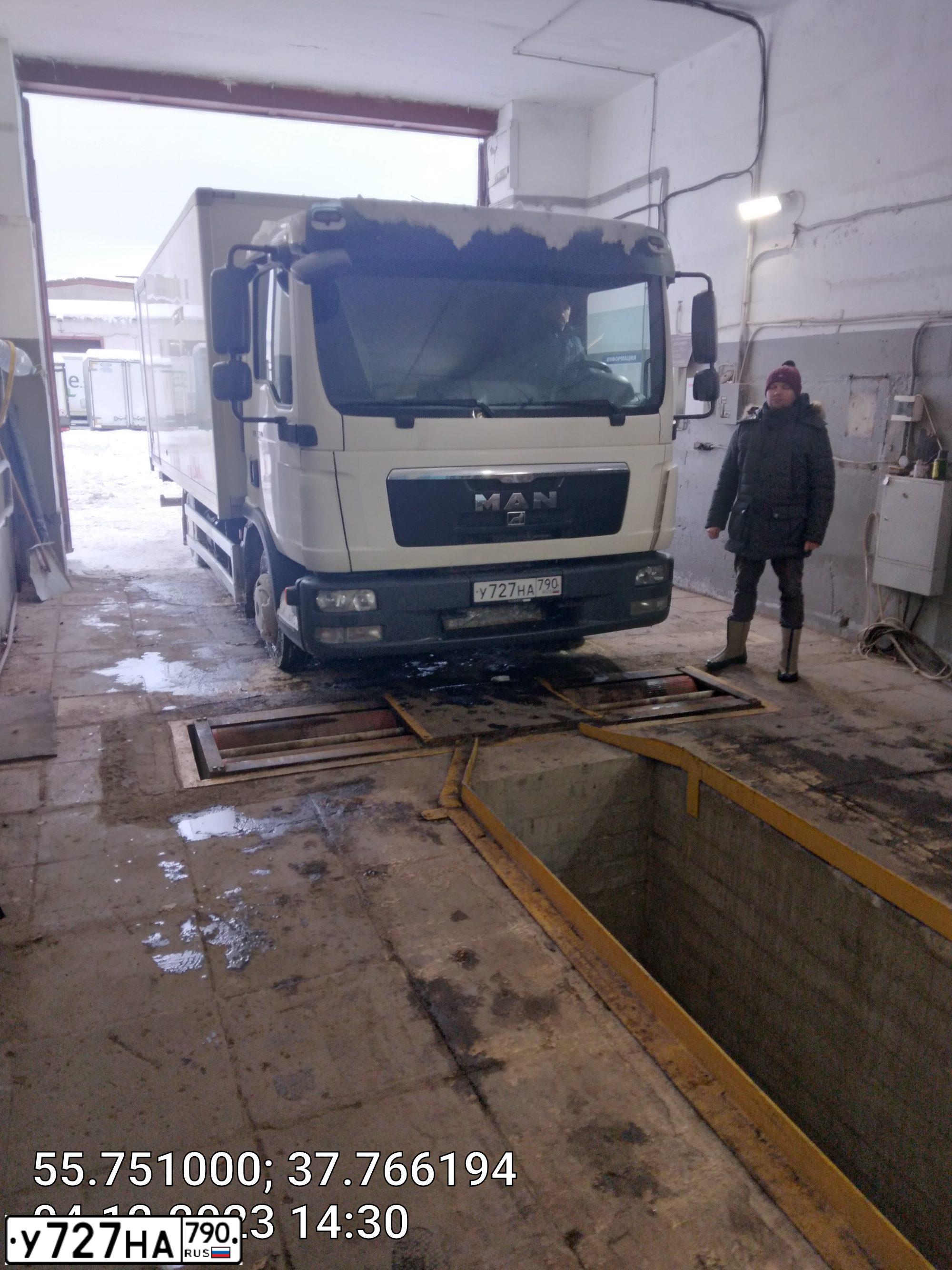 Фото автомобиля MAN TGL 7/8.XXX /4X2/, 2010 — госномер Т121АР77. Цвет: Белый