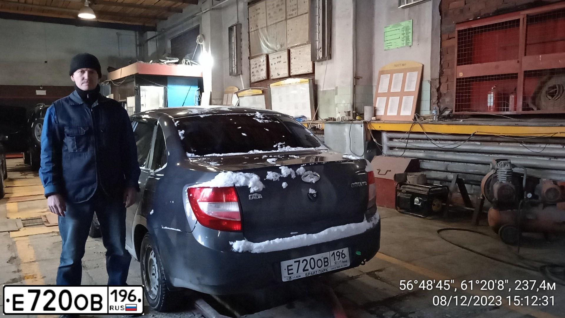 Фото автомобиля LADA 2190 GRANTA, 2016 — госномер Е720ОВ196. Цвет: ТЕМНО-СЕРЫЙ