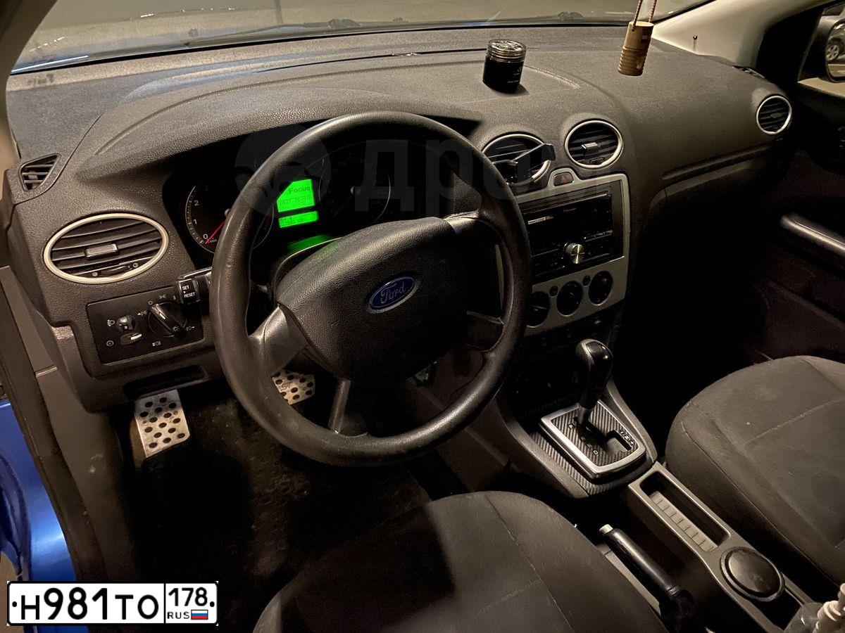Фото автомобиля FORD FOCUS, 2005 — госномер Н981ТО178. Цвет: голубой