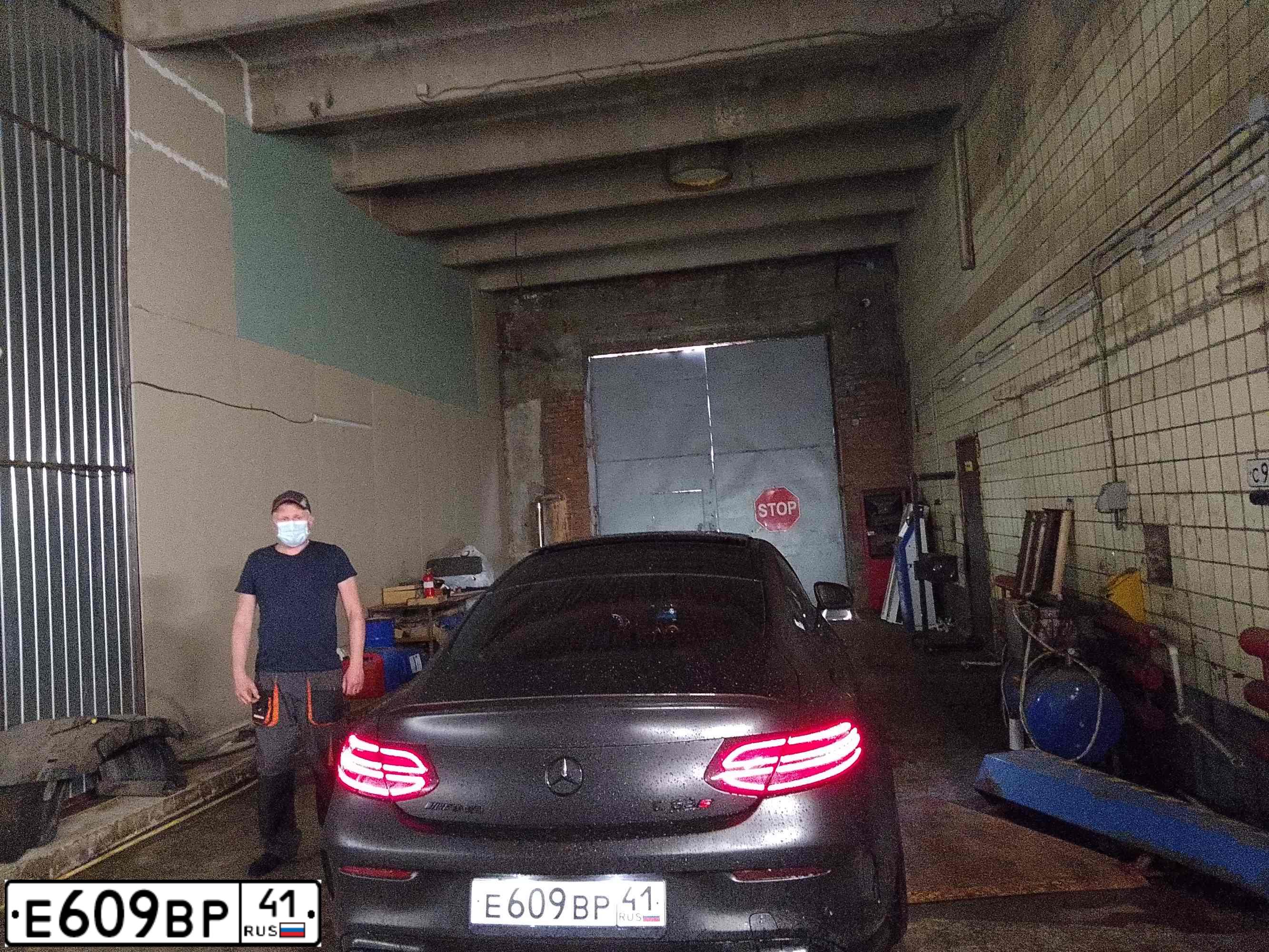 Фото автомобиля MERCEDES C-KLASSE, 2018 — госномер К802НС138. Цвет: ЧЕРНЫЙ