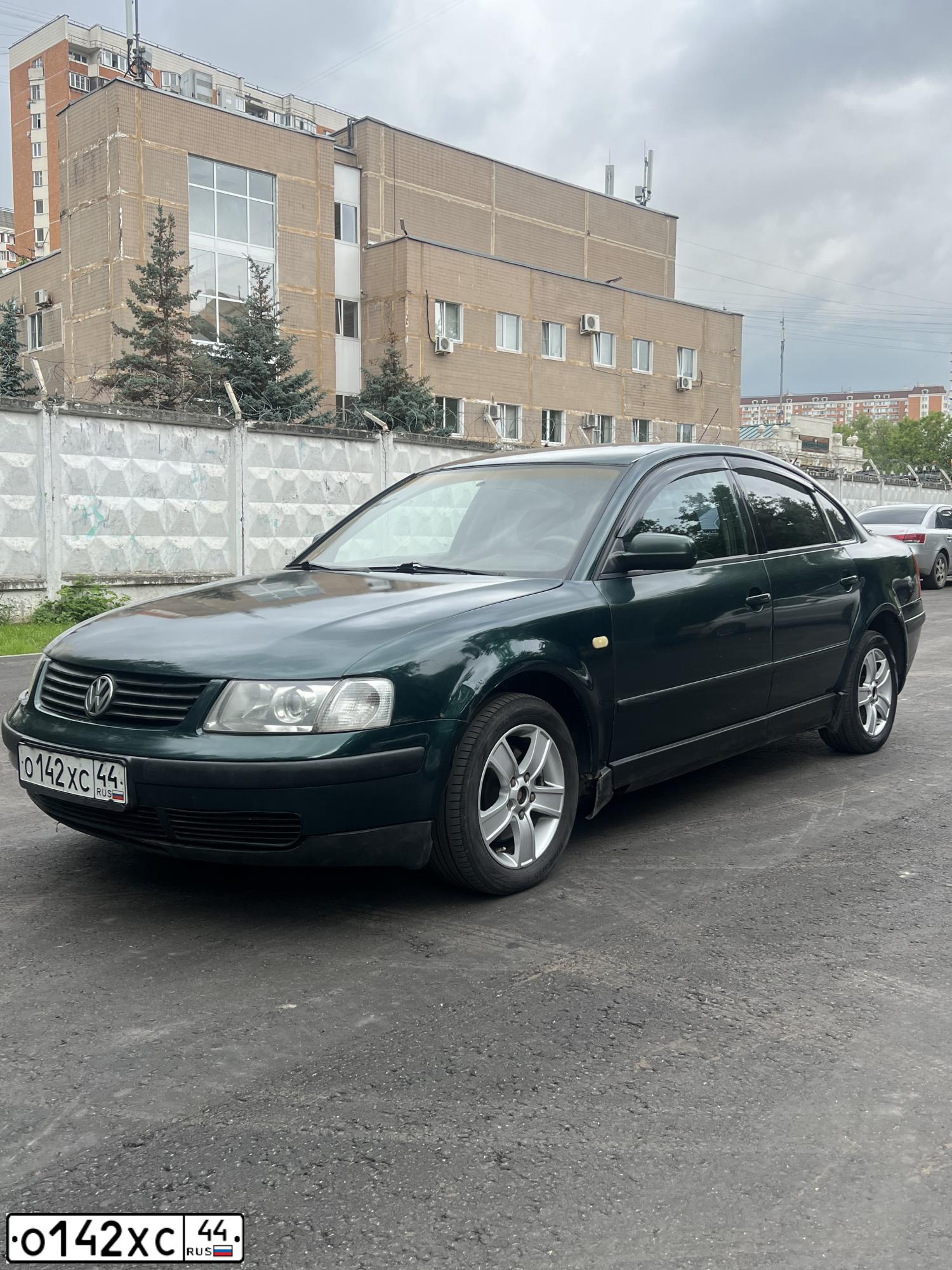 Фото автомобиля VOLKSWAGEN PASSAT, 1998 — госномер М066СХ67. Цвет: ЗЕЛЕНЫЙ