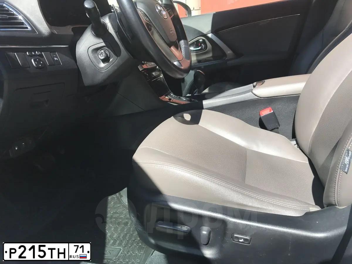 Фото автомобиля TOYOTA AVENSIS, 2011 — госномер Е011ТР161. Цвет: Белый