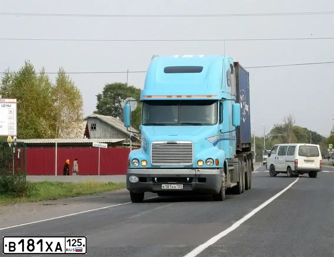 Фото автомобиля FREIGHTLINER CENTURY S/T, 2000 — госномер В181ХА125. Цвет: голубой