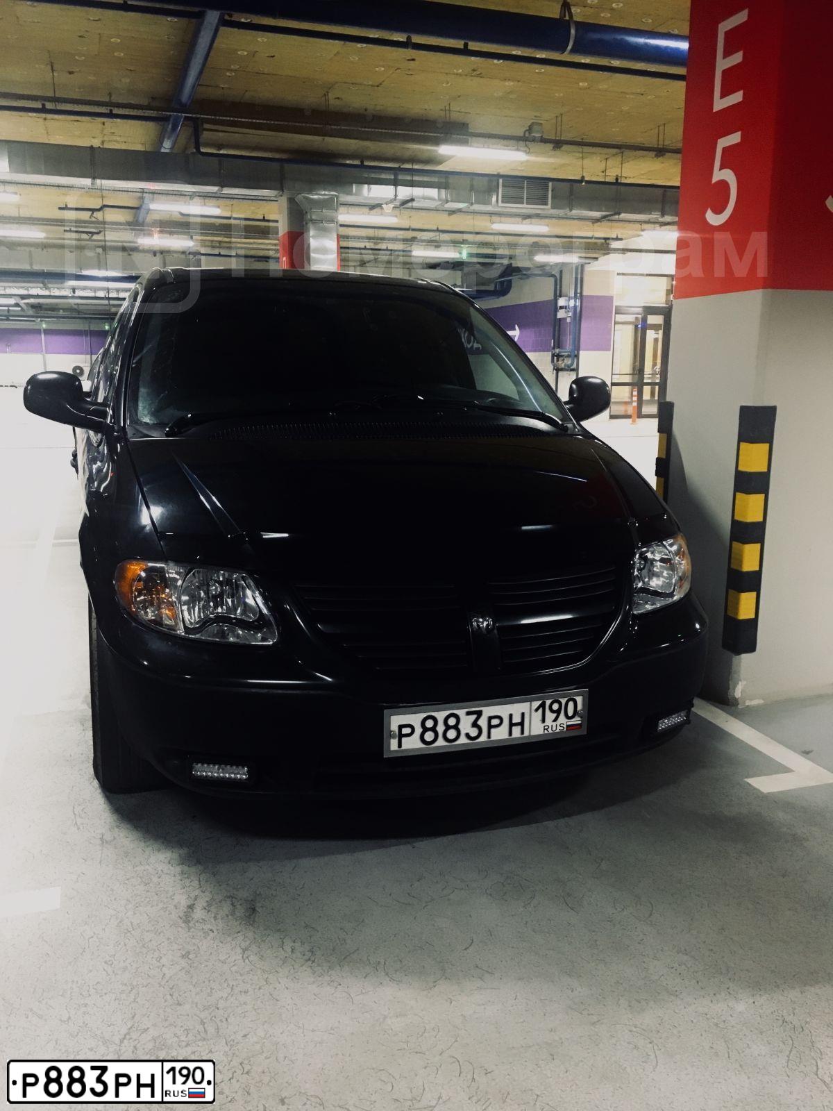 Фото автомобиля DODGE /GRAND/ CARAVAN, 2004 — госномер Р883РН190. Цвет: ЧЕРНЫЙ