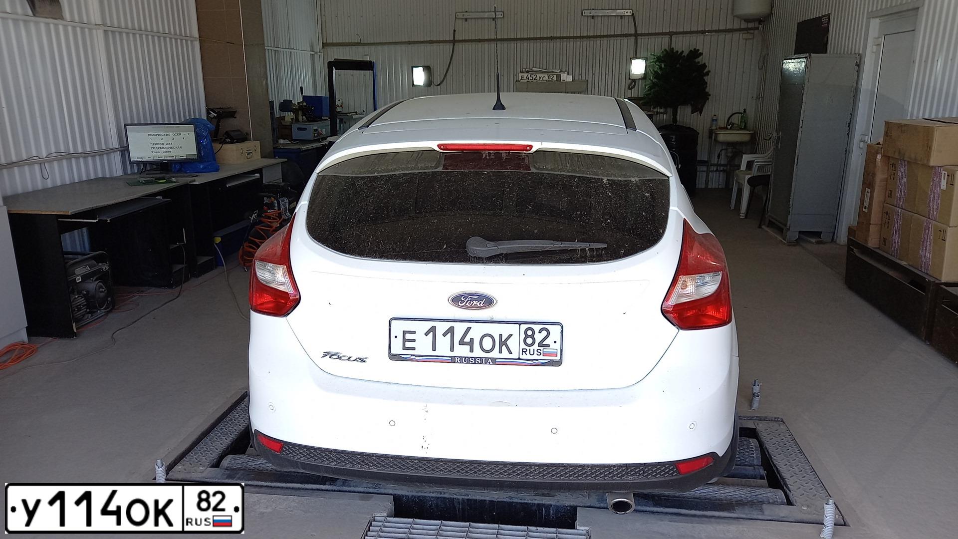 Фото автомобиля FORD FOCUS, 2012 — госномер Е114ОК82. Цвет: БЕЛЫЙ