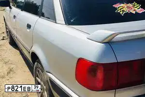 Фото автомобиля AUDI I 80, 1987 — госномер Р821ЕВ39. Цвет: Серебристый