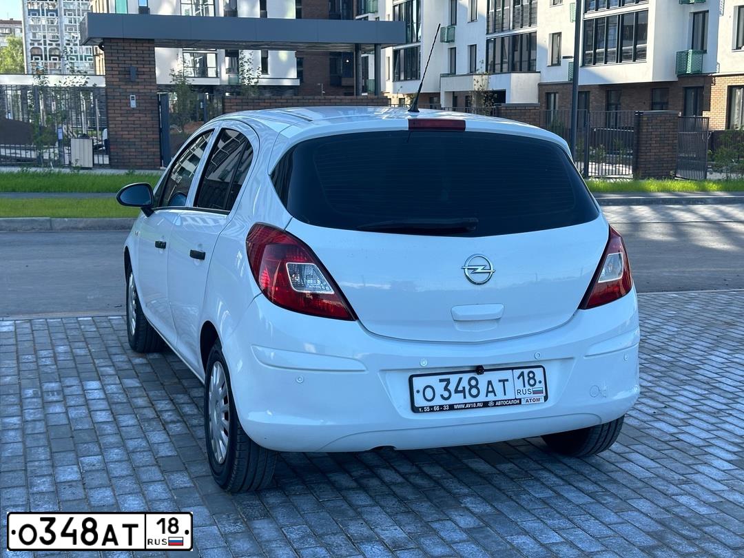 Фото автомобиля OPEL CORSA, 2012 — госномер О348АТ18. Цвет: Белый