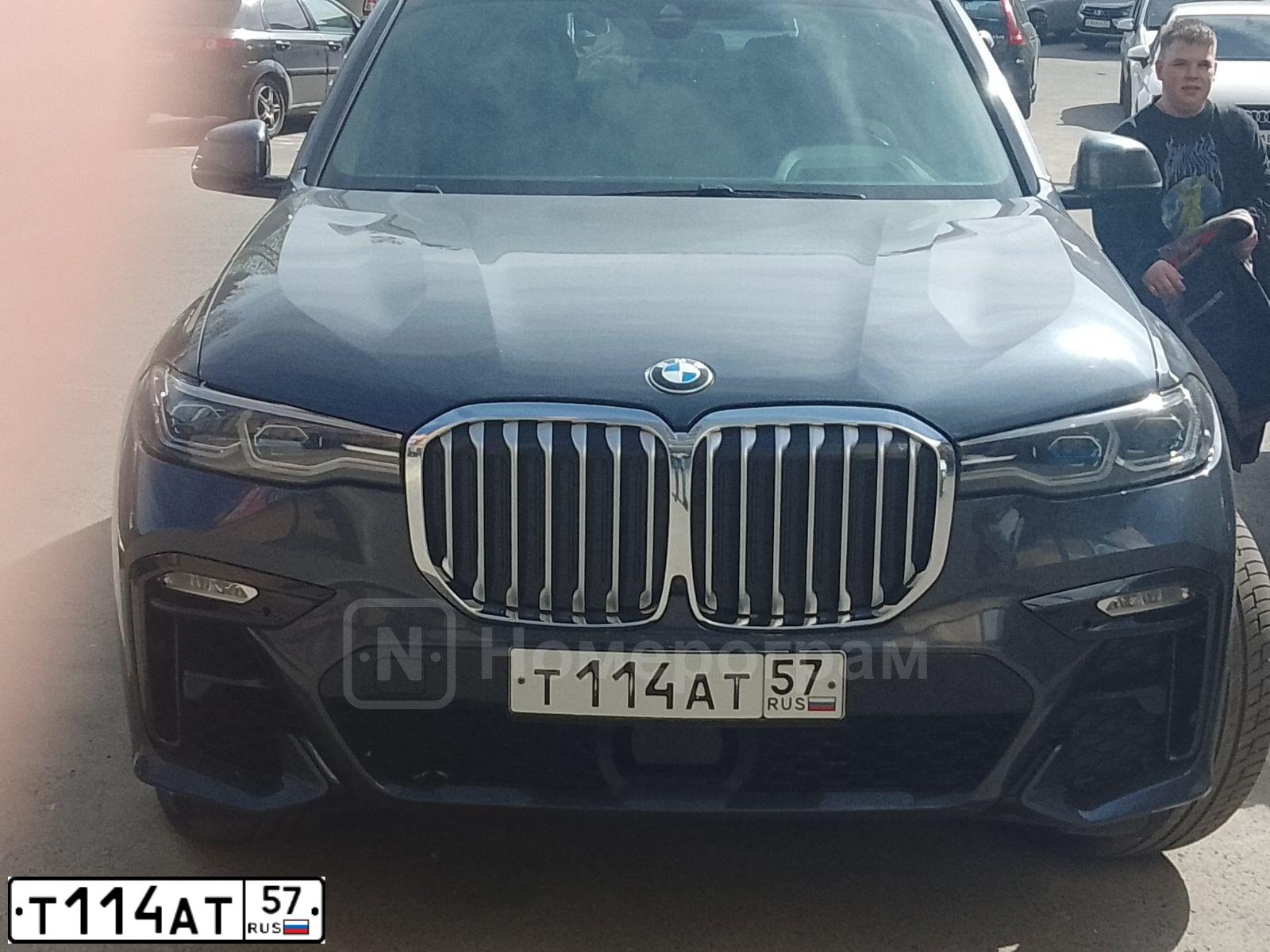 Фото автомобиля BMW X7, 2020 — госномер Т114АТ57. Цвет: СЕРЫЙ