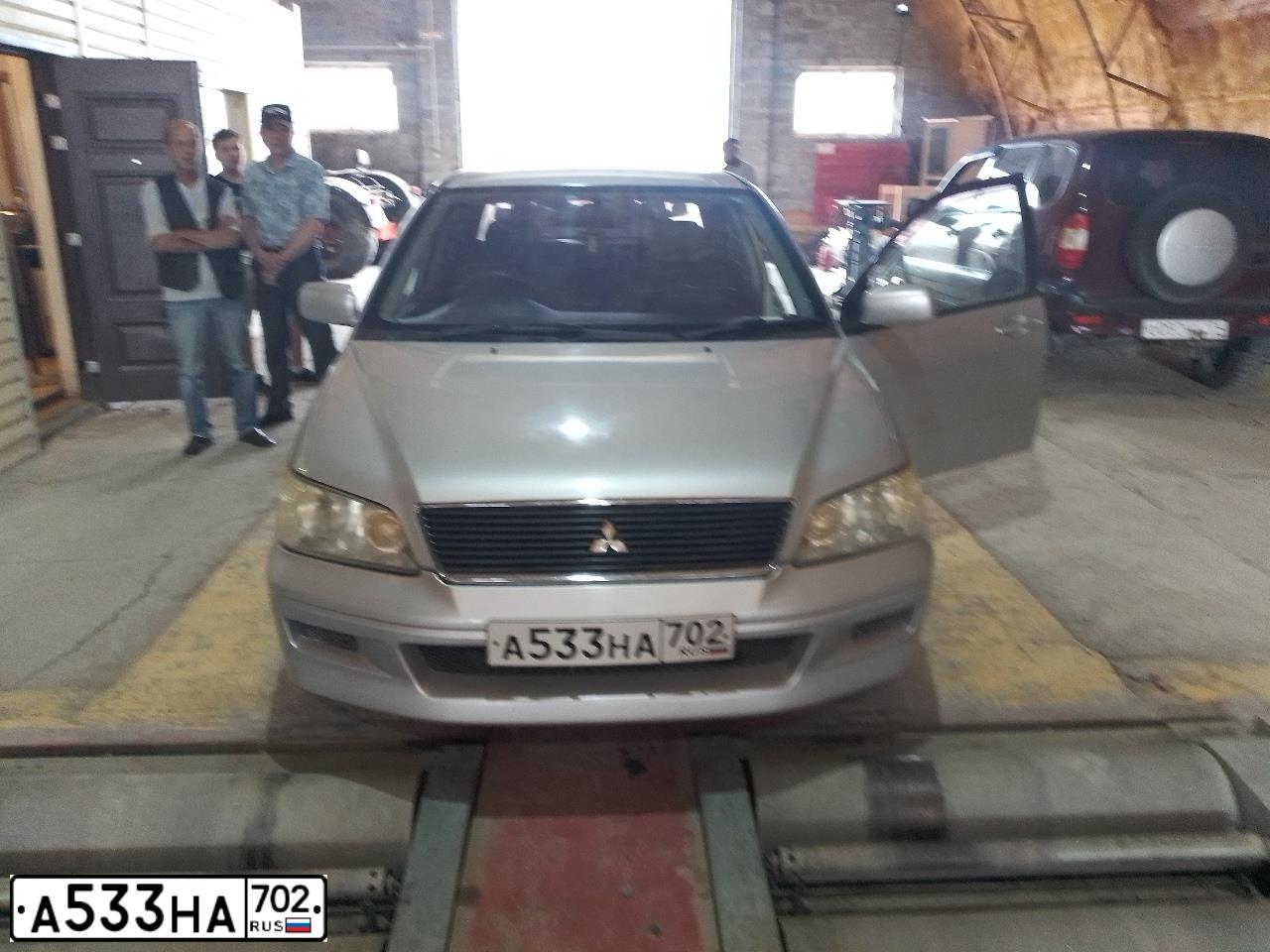 Фото автомобиля MITSUBISHI LANCER, 2002 — госномер А533НА702