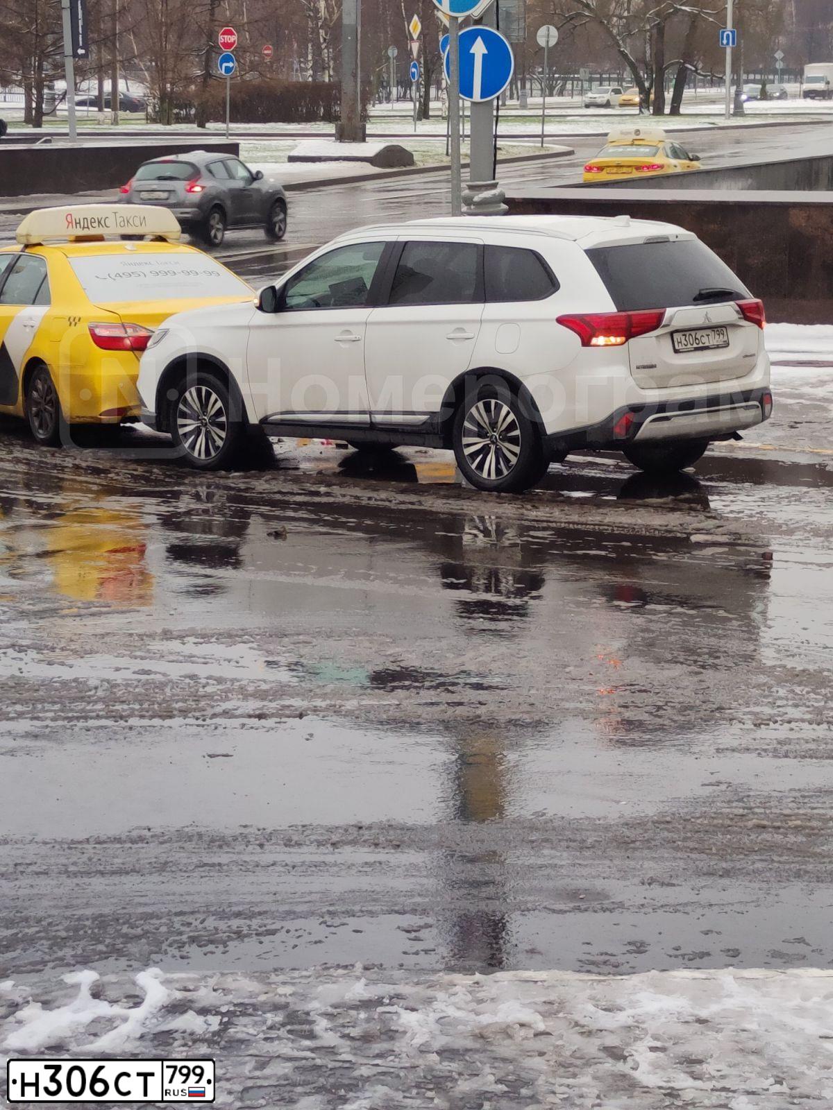 Фото автомобиля MITSUBISHI OUTLANDER, 2019 — госномер Н306СТ799. Цвет: белый