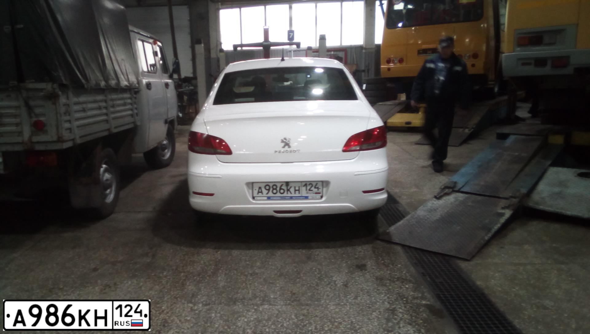 Фото автомобиля PEUGEOT 408, 2012 — госномер А986КН124. Цвет: Белый