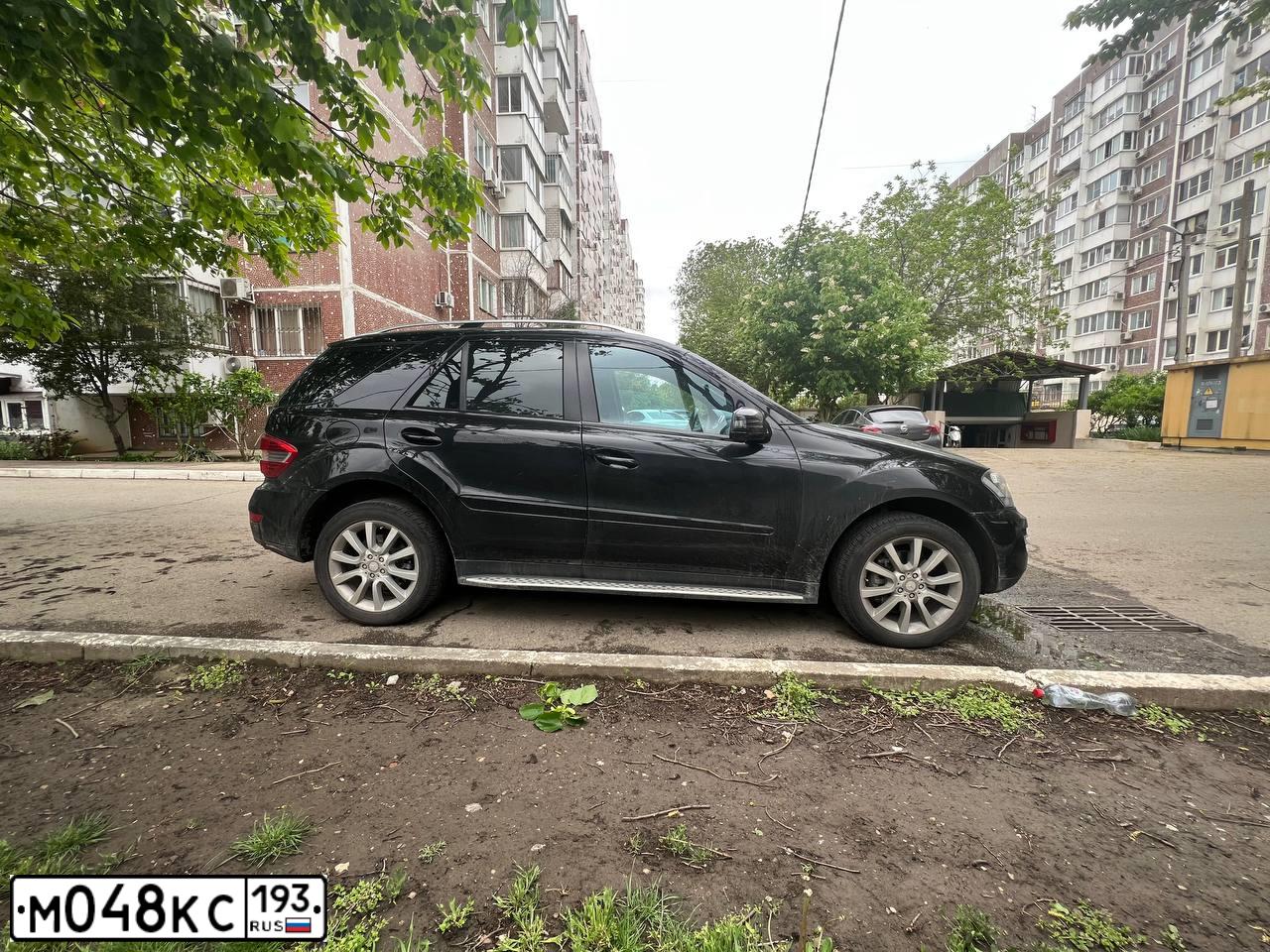 Фото автомобиля MERCEDES M-KLASSE, 2010 — госномер М048КС193. Цвет: ЧЕРНЫЙ