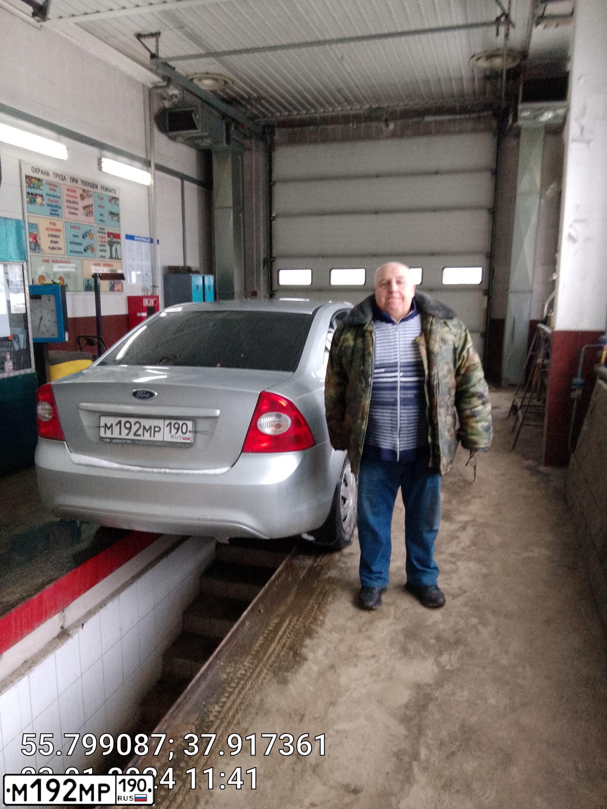 Фото автомобиля FORD FOCUS, 2011 — госномер М192МР190. Цвет: СЕРЫЙ