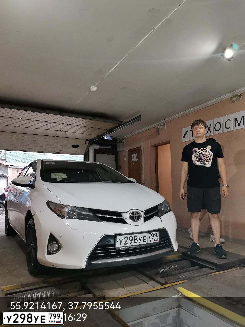 Фото автомобиля TOYOTA AURIS, 2014 — госномер Х149ТО799. Цвет: Белый