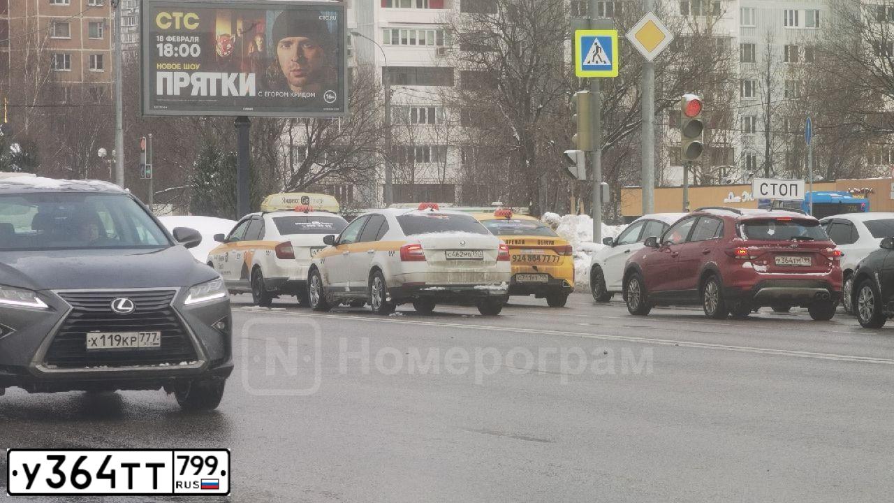 Фото автомобиля VOLKSWAGEN TIGUAN, 2020 — госномер У364ТТ799. Цвет: Коричневый